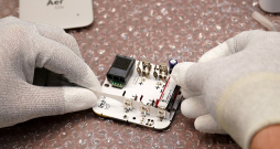 Uzsākot mobilo datu moduļa ražošanu un pārdošanu, mobilo sakaru operators LMT vēlas ielikt kāju durvīs lietu interneta nodrošināšanā. Uzsākot mobilo datu moduļa ražošanu un pārdošanu, mobilo sakaru operators LMT vēlas ielikt kāju durvīs lietu interneta nodrošināšanā.