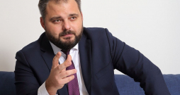 Edmunds Jurēvics: "Ja man jāsalīdzina, tad pašreizējā koalīcijā "Jaunā Vienotība" no savas programmas spēja izdarīt daudz vairāk nekā iepriekšējā koalīcijā ar Nacionālo apvienību un "Apvienoto sarakstu"."