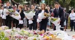 Austrālijā ebreju svētkos nogalinātos pirmdien pieminēja arī politiķi. Pirmais no labās – Jaundienvidvelsas štata, kur atrodas Sidneja, premjers Kriss Minnss. Austrālijā ebreju svētkos nogalinātos pirmdien pieminēja arī politiķi. Pirmais no labās – Jaundienvidvelsas štata, kur atrodas Sidneja, premjers Kriss Minnss.