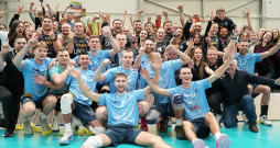 Daugavpils "Ezerzemes/DU" volejbolisti ar saviem līdzjutējiem priecājas par pirmo reizi izcīnīto Latvijas kausu. Pirmajā rindā centrā komandas emocionālais līderis Sandis Vilcāns. Daugavpils "Ezerzemes/DU" volejbolisti ar saviem līdzjutējiem priecājas par pirmo reizi izcīnīto Latvijas kausu. Pirmajā rindā centrā komandas emocionālais līderis Sandis Vilcāns.