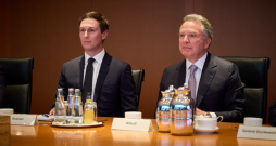 Donalda Trampa īpašais sūtnis Stīvs Vitkofs un Trampa znots Džareds Kušners.