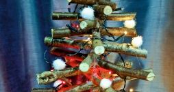 Eglīte no zariņiem. Eglīte no zariņiem.