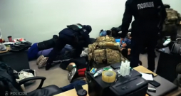 Policija atklāj Ukrainā bāzētu telefonkrāpnieku tīklu; aizturēti 12 latviešu valodā runājoši krāpnieki. Policija atklāj Ukrainā bāzētu telefonkrāpnieku tīklu; aizturēti 12 latviešu valodā runājoši krāpnieki.