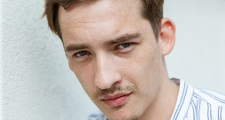 Artis Jančevskis: "Jau no agras bērnības baidījos iestrēgt tādā kā ritenī – no rutinētām lietām, tāpēc visu laiku mēģinu meklēt kādas jaunas iespējas, sevi gluži vai izsist ārā no riņķa vienveidības."