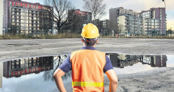 Pūces ielas nami pamestajā pļavā aiz Mēbeļu nama izauga laikā, kad brieda nekustamā īpašuma burbulis. Ēkām jau agrāk bijušas ķibeles – noplēsta sienas apdare, plaisājošs stiklojums, bet vienai no būvēm savulaik pat noteikts avārijas stāvoklis. Pūces ielas nami pamestajā pļavā aiz Mēbeļu nama izauga laikā, kad brieda nekustamā īpašuma burbulis. Ēkām jau agrāk bijušas ķibeles – noplēsta sienas apdare, plaisājošs stiklojums, bet vienai no būvēm savulaik pat noteikts avārijas stāvoklis.