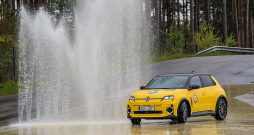 "Renault 5". Trīs no septiņiem konkursa "Latvijas Gada auto 2026" finālistiem ir izmēros pieticīgi un ne sevišķi dārgi elektromobiļi. Tādi ir "Hyundai Inster", "Renault 5" un "Kia EV 3".