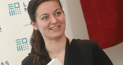 Linda Alsiņa (toreiz Vorpe) sarakstījusi arī grāmatu "Viņpus upes. Abrene atmiņu stāstos", kur apkopoti 18 bijušo Abrenes apvidus iedzīvotāju atmiņu stāsti. To 2023. gadā izdeva "Latvijas Mediji".