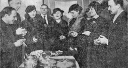 Latvijas itālieši nodod vērtslietas Itālijas sūtniecībā Rīgā. Latvijas itālieši nodod vērtslietas Itālijas sūtniecībā Rīgā.