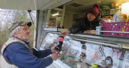 Inešu pagasta iedzīvotājs Guntis Liepiņš autoveikalā izvēlas saldo dzērienu.
