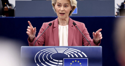 Eiropas Komisijas priekšsēdētāja Urzula fon der Leiena trešdien Strasbūrā uzrunāja Eiropas Parlamentu un uzsvēra gaidāmā Eiropas Savienības līderu samita nozīmi. "Vakardienas miers ir pagājis. Mums nav laika nodoties nostalģijai," brīdināja Eiropas Komisijas vadītāja. Eiropas Komisijas priekšsēdētāja Urzula fon der Leiena trešdien Strasbūrā uzrunāja Eiropas Parlamentu un uzsvēra gaidāmā Eiropas Savienības līderu samita nozīmi. "Vakardienas miers ir pagājis. Mums nav laika nodoties nostalģijai," brīdināja Eiropas Komisijas vadītāja.