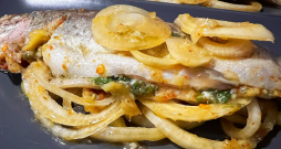 Cepta varavīksnes forele apelsīnu–sojas–medus marinādē ar sīpoliem. Cepta varavīksnes forele apelsīnu–sojas–medus marinādē ar sīpoliem.