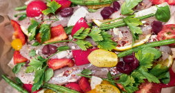 Zivis, dārzeņus un garšaugus kārto uz pannas, nedaudz aplej ar svaigu apelsīnu sulu.