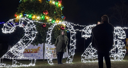 Ukrainas pilsētā Zaporižjā cilvēki fotografējas pie Ziemassvētku egles.
Ukraiņiem jau kārtējo Jauno gadu nākas sagaidīt neziņā, vai nākamgad Krievija izbeigs karu un Ukrainā beidzot iestāsies miers.