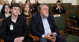 Ukrainas daiļslidotājs Fedirs Kuļišus (no kreisās) un dokumentālists Vitālijs Manskis Saeimas sēdes laikā, kurā lems par Latvijas pilsonības piešķiršanu. Ukrainas daiļslidotājs Fedirs Kuļišus (no kreisās) un dokumentālists Vitālijs Manskis Saeimas sēdes laikā, kurā lems par Latvijas pilsonības piešķiršanu.