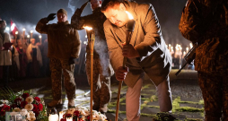 Ogres novada domes priekšsēdētājs juridiski bija un ir Egils Helmanis, bet amata pienākumus šajā sasukumā viņš esot pildījis tikai 24 dienas. Attaisnotā prombūtnē slimības dēļ E. Helmanis atrodas kopš 25. augusta. Attēlā: Egils Helmanis šā gada 11. novembrī Ogrē piedalās Lāčplēša dienas lāpu gājienā. Ogres novada domes priekšsēdētājs juridiski bija un ir Egils Helmanis, bet amata pienākumus šajā sasukumā viņš esot pildījis tikai 24 dienas. Attaisnotā prombūtnē slimības dēļ E. Helmanis atrodas kopš 25. augusta. Attēlā: Egils Helmanis šā gada 11. novembrī Ogrē piedalās Lāčplēša dienas lāpu gājienā.