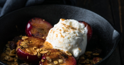 Ceptas plūmes ar saldējumu.