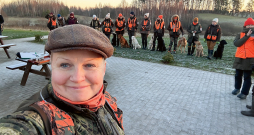 Pasākuma atklāšanā – vēl nenojaušot par šo suņu darba spējām. Pasākuma atklāšanā – vēl nenojaušot par šo suņu darba spējām.