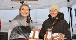 "Mūsu lepnums ir "Lielie Ziemassvētku zirņi" – šķirne, kura nākusi mantojumā no paaudzes paaudzē. Kā jau katru gadu pircēju interese par tiem ir nemainīgi laba," ir gandarītas "Zutiņu" saimnieces, māsas Rūta Beirote (no kreisās) un Santa Meļķe.