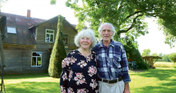 Ivars un Laima Lindes: "Mežs mums kļuvis kā savējais. Visu laiku gribas uz to aiziet, pastaigāt. Mežā dzīvot ir labi, taču ar ražu jādalās."