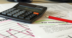 2026. gadā palielināsies gan minimālā alga, galvenokārt radot papildu izmaksas uzņēmējiem, gan arī neapliekamais minimums, palielinot naudas daudzumu iedzīvotāju maciņos.