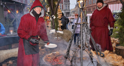 "Brīvdienās mūs gāž riņķī izsalkuši ārvalstu tūristi, bet vietējo pieplūdums parasti ir darba dienu vakaros," stāsta "Uguns namiņa" saimnieks Mārtiņš (pa kreisi).