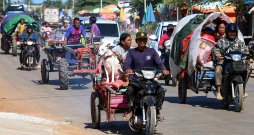 Taizemes un Kambodžas (attēlā) konflikta rezultātā mājas nācies pamest gandrīz miljonam civiliedzīvotāju abās robežas pusēs. No Taizemes mājās atgriezušies arī aptuveni 700 000 kambodžiešu strādnieku. Taizemes un Kambodžas (attēlā) konflikta rezultātā mājas nācies pamest gandrīz miljonam civiliedzīvotāju abās robežas pusēs. No Taizemes mājās atgriezušies arī aptuveni 700 000 kambodžiešu strādnieku.