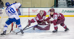 Latvijas junioru izlases vārtsargs Nils Mauriņš un uzbrucējs Daniels Serkins pārbaudes spēlē pret Slovākiju cenšas nosargāt savu vārtu drošību. Latvijas junioru izlases vārtsargs Nils Mauriņš un uzbrucējs Daniels Serkins pārbaudes spēlē pret Slovākiju cenšas nosargāt savu vārtu drošību.