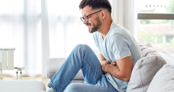 Tipiskā apendicīta gadījumā sāpes parādās un attīstās 48 stundu laikā.