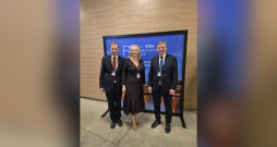 No kreisās: LATO valdes priekšsēdētājs Jānis Karlsbergs, LATO ģenerālsekretāre Sigita Struberga un LU rektors profesors Gundars Bērziņš.