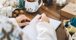 Brīnišķīgs Ziemas saulgriežu rituāls ir vēstules rakstīšana savam sargeņģelim.