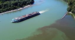 Donava - upe, kas plūst caur desmit Eiropas valstīm. Attēlā vieta, kur tā šķērso Austrijas – Slovākijas robežu.