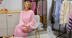 Rozā komplekts "Mākonītis" ir adīts no kidmohēras un zīda dzijas. Gaisīgais džemperis darināts kā uzskates materiāls, lai varētu notestēt jaunās dzija. Rozā komplekts "Mākonītis" ir adīts no kidmohēras un zīda dzijas. Gaisīgais džemperis darināts kā uzskates materiāls, lai varētu notestēt jaunās dzija.