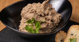 Cūkas un liellopu aknu pastēte.