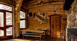 Mednieku māja – otra svarīgākā pēc paša mājām.