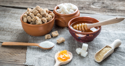 Fruktoze ir vissaldākā no visiem cukuriem, tā ir 1,5 reizes saldāka par saharozi un 3 reizes saldāka par glikozi. Fruktoze ir vissaldākā no visiem cukuriem, tā ir 1,5 reizes saldāka par saharozi un 3 reizes saldāka par glikozi.