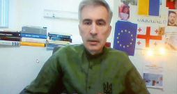 Ieslodzītais bijušais Gruzijas prezidents Mihails Saakašvili TV ekrānā tiesas sēdes laikā Tbilisi 2023. gada 27. oktobrī. Kopš 2022. gada Saakašvili ārstējas klīnikā Tbilisi.