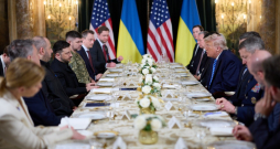 Donalds Tramps un Volodimirs Zelenskis "Mar-a-Lago" īpašumā.