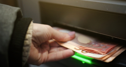 Bankomāts, nauda. Bankomāts, nauda.