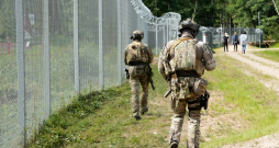 Robežsargi uz Latvijas-Krievijas robežas netālu no "Draudzības kurgāna" Ludzas novadā.