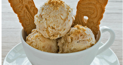 Saldējums ar piparkūkām.