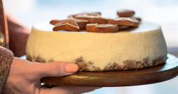 Siera kūka ar piparkūku pamatni.