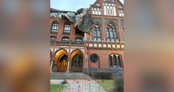 Mākslas akadēmijai norautais jumts. Mākslas akadēmijai norautais jumts.