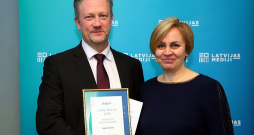 "Latvijas Mediju" valdes priekšsēdētājs Guntars Kļavinskis sveic izdevniecības direktori Kristīni Kirkilu.