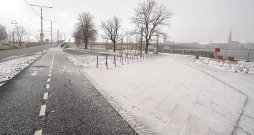 Jaunā Mūkusalas ielas krasta promenāde Rīgā sniegotajā pirmdienā.