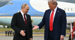 Tramps ar Putinu gada laikā vairākkārt runājuši telefoniski un 15. augustā tikās aci pret aci Ankoridžā, Aļaskā.