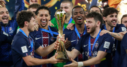 Parīzes "Saint Germain" futbolisti pozē ar pēdējo sesto šogad izcīnīto trofeju – FIFA Starpkontinentālo kausu.
