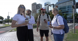 "Četri uz koferiem" Hirosimā. 