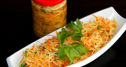 Burkānu un seleriju salāti.