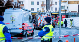 Policisti apsargā sprādziena vietu bārā Kranmontanā, kur 2026. gada 1. janvārī notika eksplozija. Šveices policija 1. janvāra rīta stundās paziņoja, ka greznajā Alpu slēpošanas kūrortpilsētā Kranmontanā bārā notikušajā sprādzienā gājuši bojā vairāki cilvēki, bet citi guvuši ievainojumus.