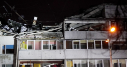 Rīgā, Torņakalnā, gāzes sprādziena dēļ daļēji sagruvis daudzstāvu ēkas jumts un daļa piektā stāva. Rīgā, Torņakalnā, gāzes sprādziena dēļ daļēji sagruvis daudzstāvu ēkas jumts un daļa piektā stāva.